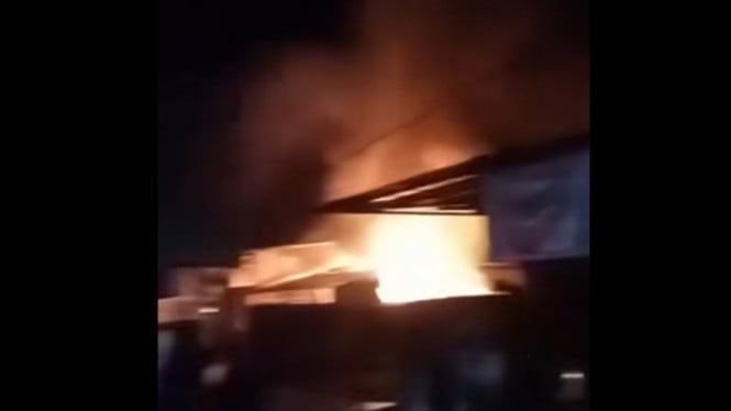 Petugas damkar padamkan api di warung sate Pak Ipin