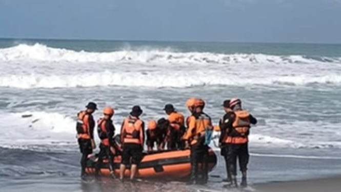 Tim SAR lakukan pencarian di Pantai Dewaruci