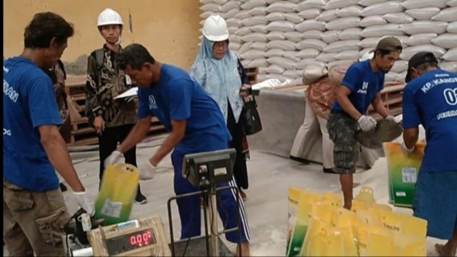 Pengecekan takaran beras SPHP di Gudang Bulog Batang