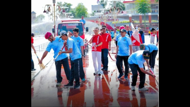 Bupati Lilis sikat lantai Alun Alun Pancasila Kebumen
