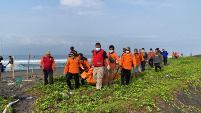 Suasana evakuasi korban di Pantai Jatimalang, Sabtu (11/10/2025).