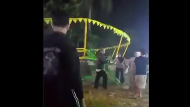 Detik wahana ombak banyu ambruk di Purworejo