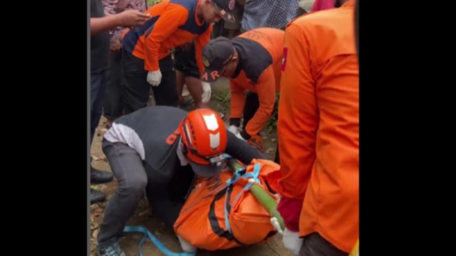 Evakuasi korban di area pertanian Caturanom