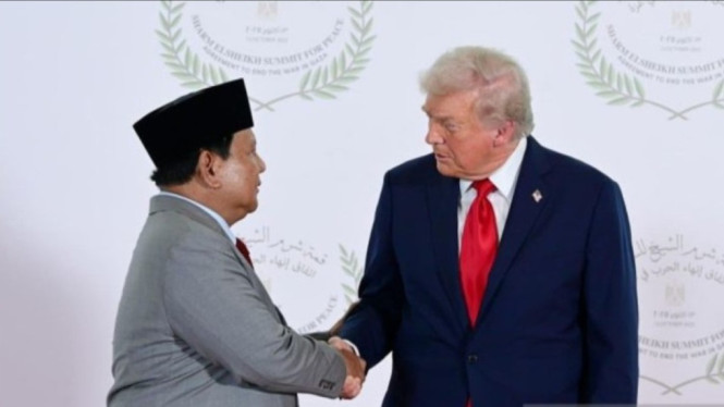 Prabowo berjabat tangan dengan Trump di KTT Sharm el-Sheikh Mesir