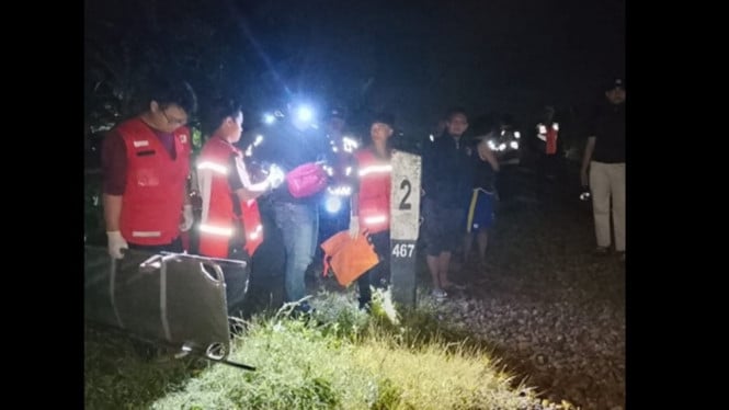 Evakuasi korban di rel kereta Prembun