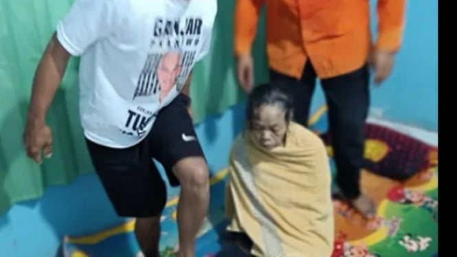 Proses evakuasi nenek dari sumur di Purbalingga