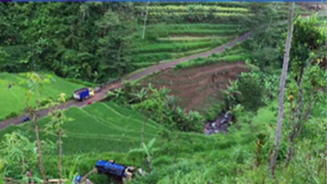 Evakuasi truk log kayu dari tebing Watumalang