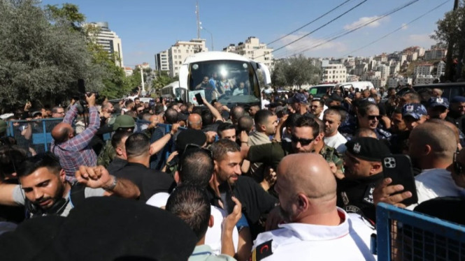 Warga menyambut para tahanan Palestina