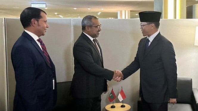 Menteri Luar Negeri Maladewa, Abdulla Khaleel (kiri)