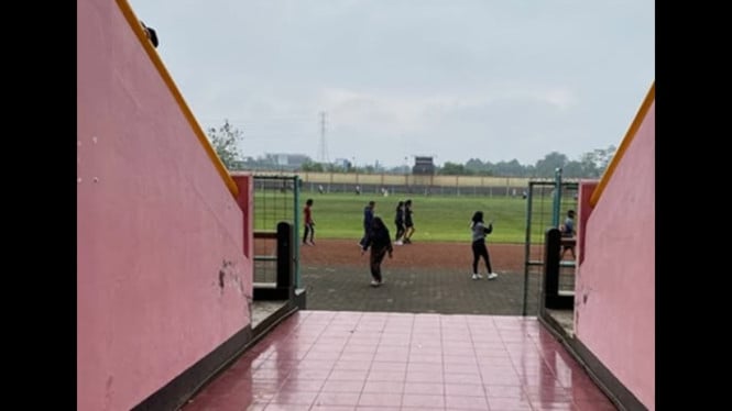 Pengerjaan aspal baru di kawasan GOR Satria Purwokerto