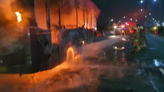 Api membakar sebuah bus di tol