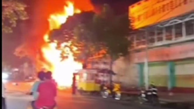Petugas padamkan kebakaran Toko Serba 35