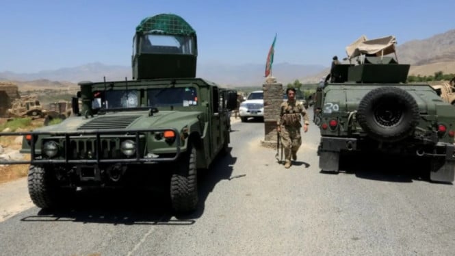 Tentara Afganistan (ANA) berpatroli di area di dekat pos perbatasan