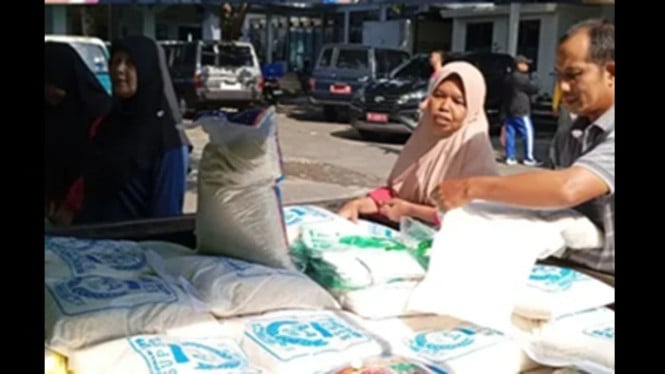 Warga Temanggung antre beli bahan pokok murah