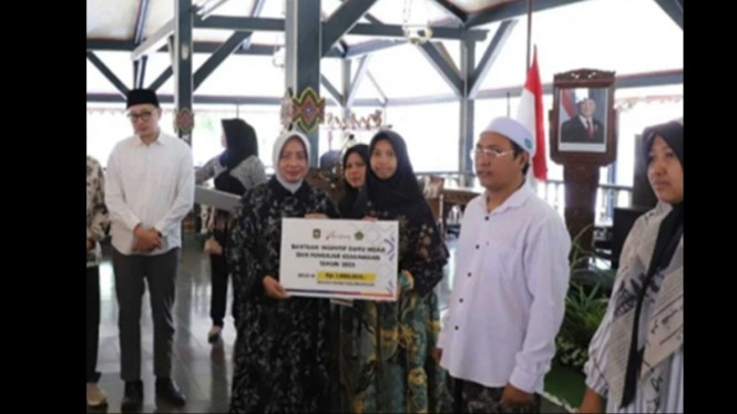 Bupati Yuli Hastuti serahkan insentif guru ngaji 2025