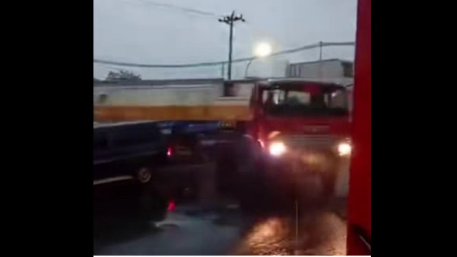 Ka Harina Tabrak Truk Trailer Di Kaligawe Semarang Warga Panik Dan