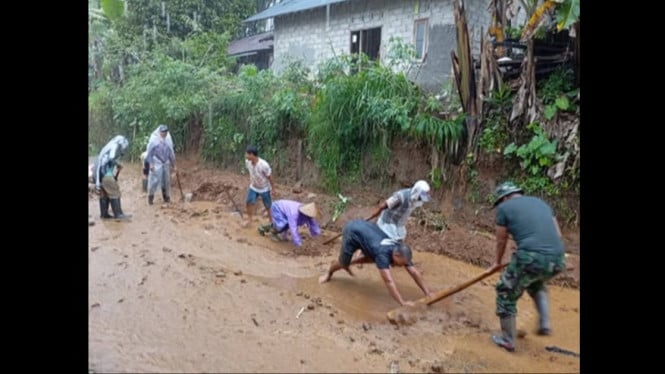 Warga gotong royong bersihkan material longsor