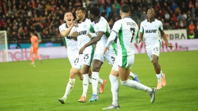 Para pemain Sassuolo merayakan gol Armand Lauriente