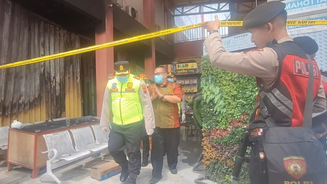 Polisi melakukan olah TKP terbakarnya toko bangunan di Brebes