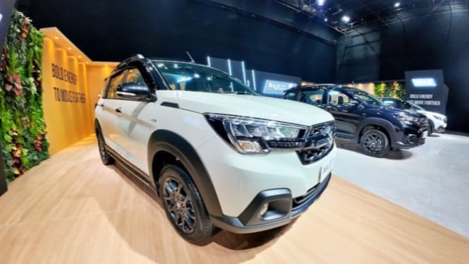 Suzuki XL7 Hybrid Alpha Kuro.