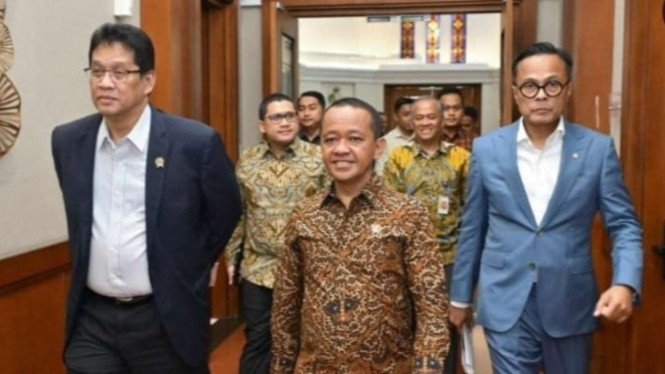 Menkeu Purbaya (Kiri)