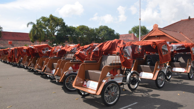 Presiden Prabowo Beri 180 Becak Listrik untuk Pengemudi Cilacap