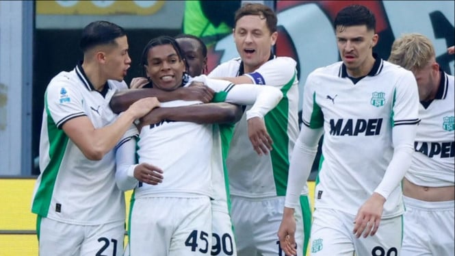 Kapten Timnas Indonesia Jay Idzes bersama skuad Sassuolo