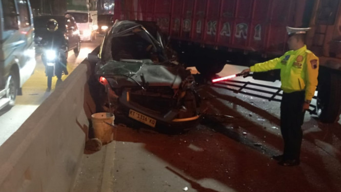 Truk Fuso Diduga Rem Blong Hantam Honda CR-V di Jalan Solo–Semarang