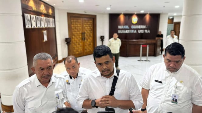 Gubernur Sumatera Utara (Sumut) Bobby Nasution (tengah)