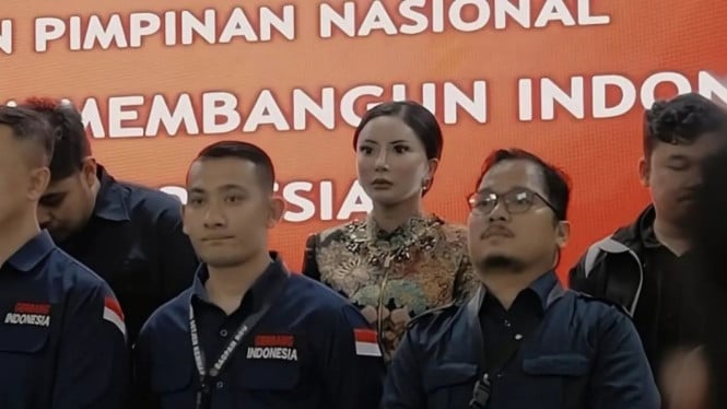 Selebgram Ayu Andiyanti ikut pelantikan.