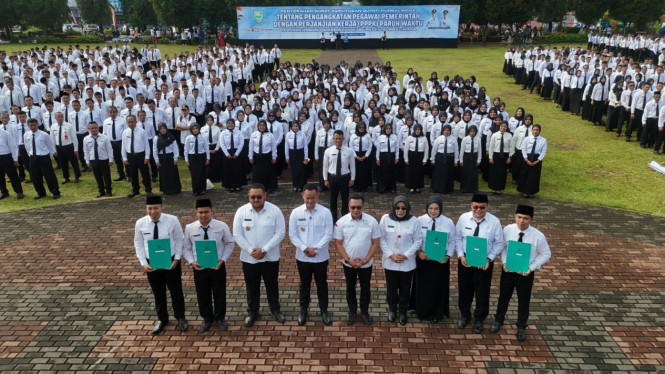Tenaga non-ASN Purbalingga terima SK PPPK paruh waktu 2025.