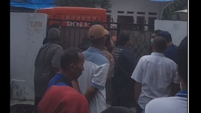 Polisi olah TKP kematian sekeluarga di Warakas