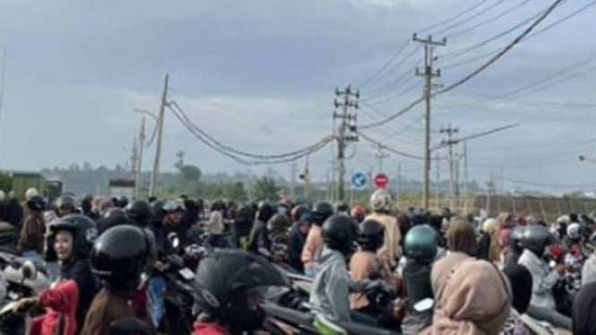 Demo karyawan PT Yamani Asia Pacific