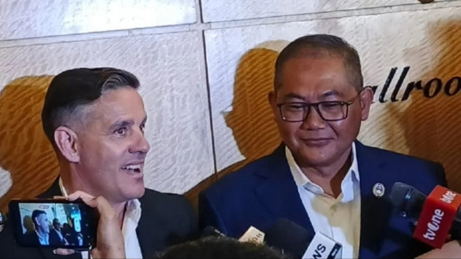 Pelatih Timnas Indonesia John Herdman bersama Sumardji