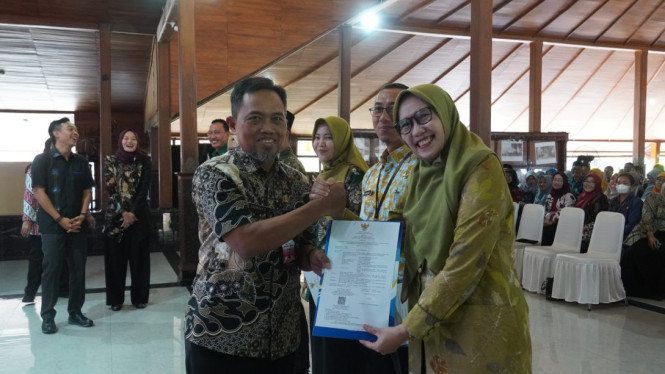 Bupati Cilacap Serahkan SK Kepala Sekolah