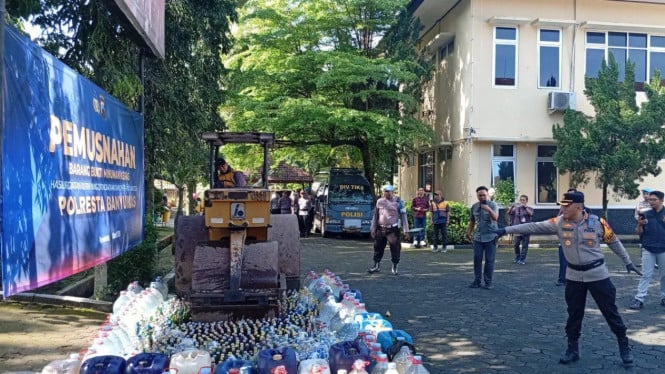 Polresta Banyumas Gilas 679 Botol Miras Hasil Razia Ramadhan