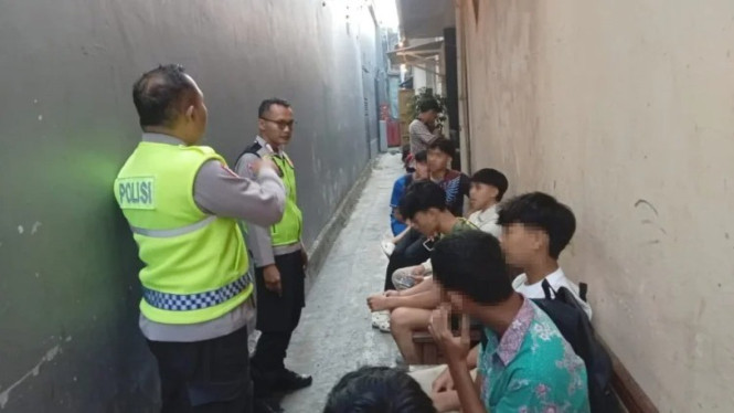 Polsek Purbalingga mendata dan membina 15 pelajar yang kedapatan nongkrong di warung saat jam pelajaran