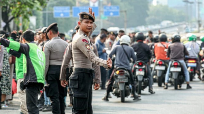 Lensa Berbicara: Jelang Aksi 27 Agustus, Spanduk 'Hukum Mati Koruptor' Terbentang di Depan DPR.