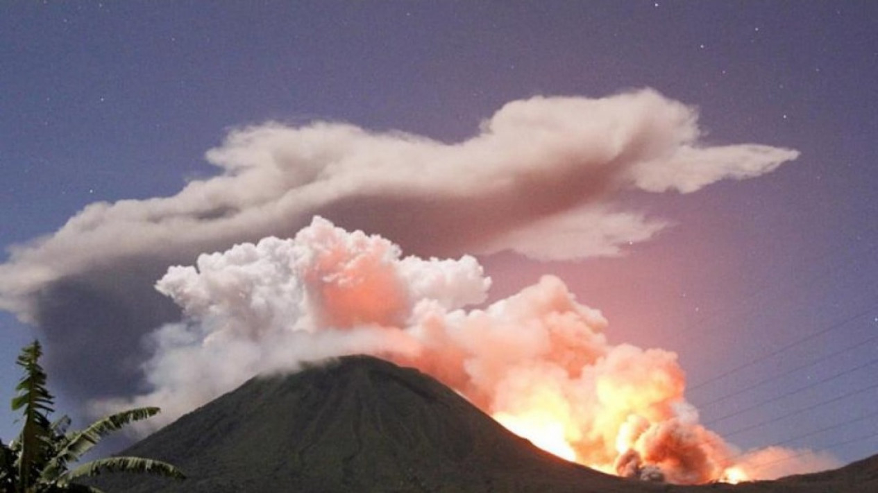 Foto Gunung Lewotobi Laki-laki Berstatus Awas, Warga Diminta Mengungsi