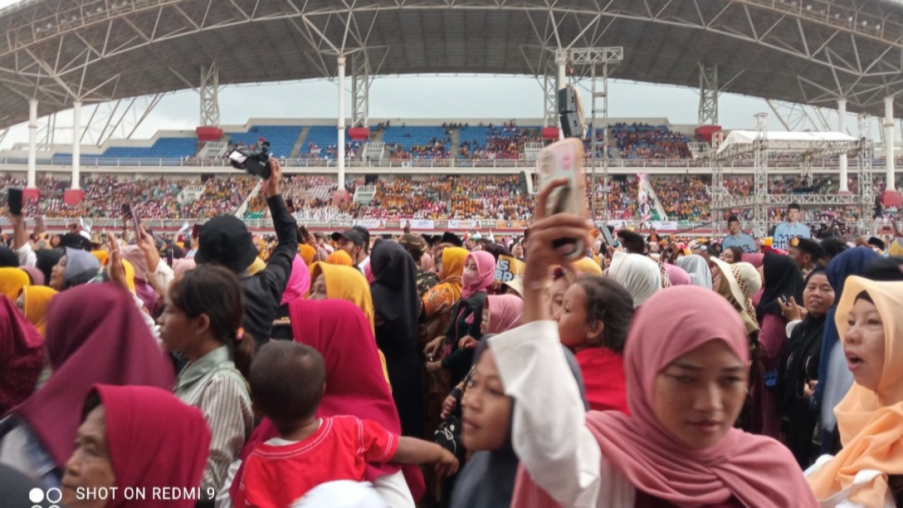 Foto Histeris Puluhan Ribu Emak Emak Di Jember Sambut Cawapres Gibran