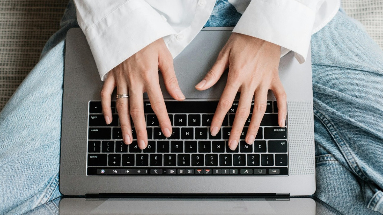 Foto Keyboard Laptop Berdebu Bikin Nggak Nyaman? Ini Cara Membersihkan ...