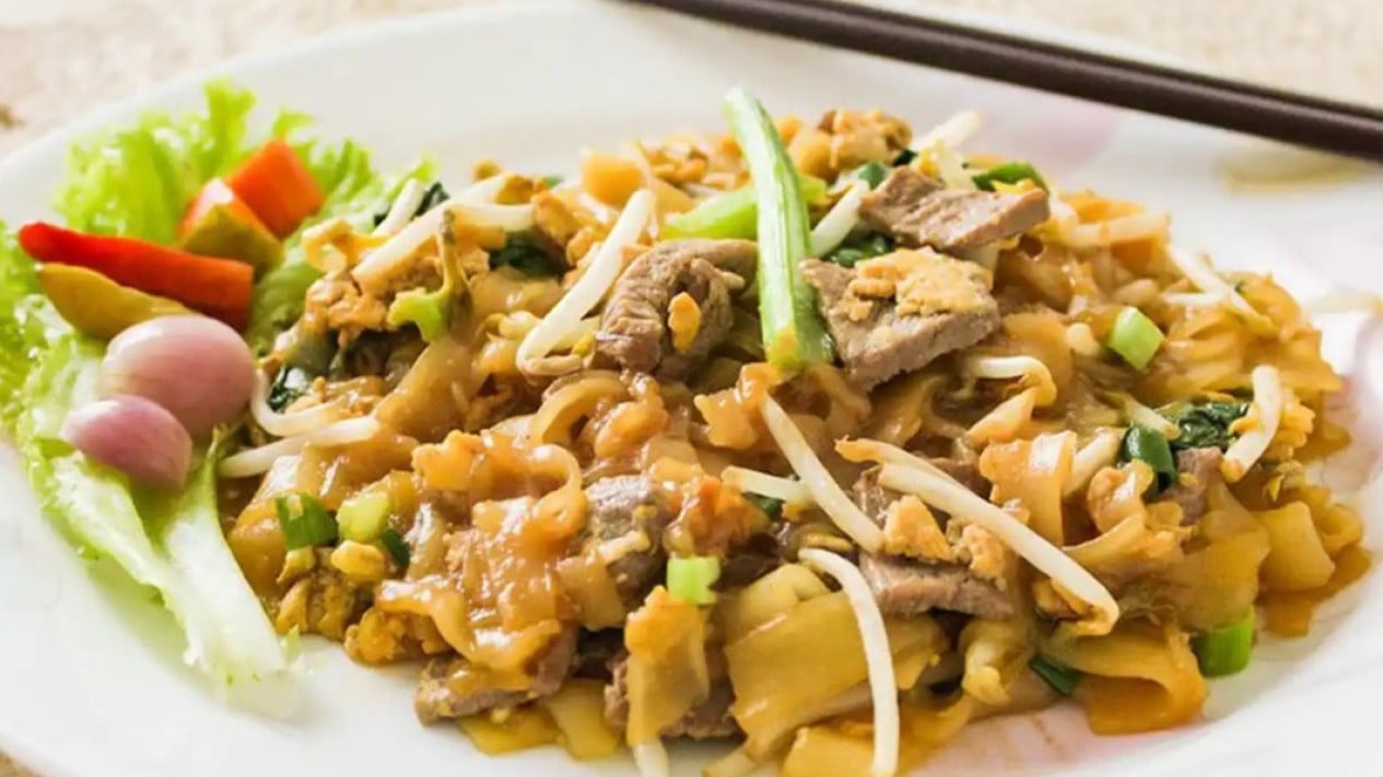 Proses memasak kwetiau goreng sederhana yang menggugah selera