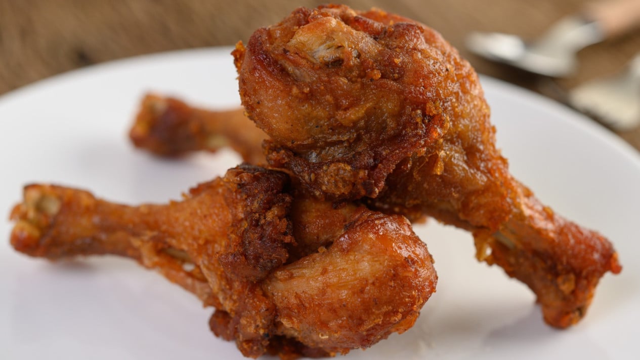 68248cdba9cee-ilustrasi-ayam-goreng-dengan-bumbu-yang-lezat_banyuwangi.jpg