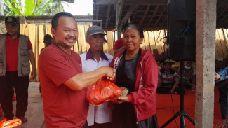 Jelang Idul Fitri Seribu Paket Sembako Gratis Dari Kader PDIP Dibagikan Warga Muncar