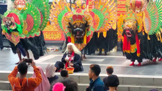 Peringati Hari Tari Sedunia Puluhan Seniman Kumpul di RTH Singojuruh Hibur Masyarakat