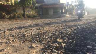 Pemda Banyuwangi Minim Perhatian Terhadap Jalan Rusak di Desa Grajagan