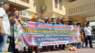 Warga Desa Rejoagung Kembali Datangi Kejari Banyuwangi Bawa Karung Beras