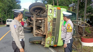 Braak..! Truk Bermuatan Tebu Terguling di Kalibaru
