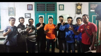 Panwascam di Banyuwangi ini Ketahuan Foto Bareng Bacaleg Bergaya 1 Jari