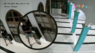 Terekam CCTV, Pemuda Curi Kotak Amal di Masjid Banyuwangi